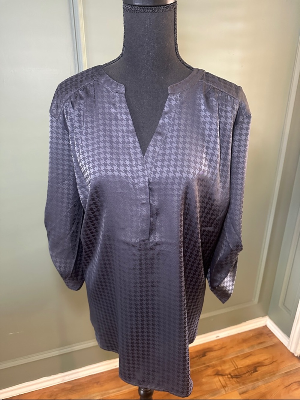 torrid Black Satin Houndstooth Split-Neck Tunic